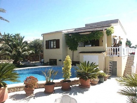 Fachada y piscina