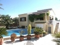 Fachada y piscina