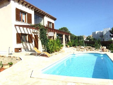 Fachada y piscina
