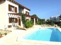 Fachada y piscina