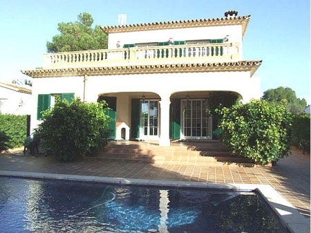 Fachada y piscina