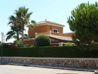 Villa con piscina en una zona tranquila