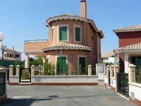 Belle maison avec la piscine de communaut� sur la c�te est