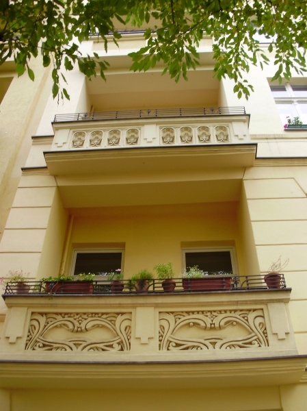 Modernisierter Stuckaltbau in ruhiger Seitenstraße im Prenzlauer Berg Nähe Helmholtzplatz.
