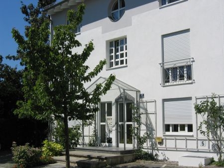 Wohnoase in zentraler Lage! Exklusive 2 ZKB-Wohnung mit Gartenanteil in kl. Wohnanlage, IN-Nordwest