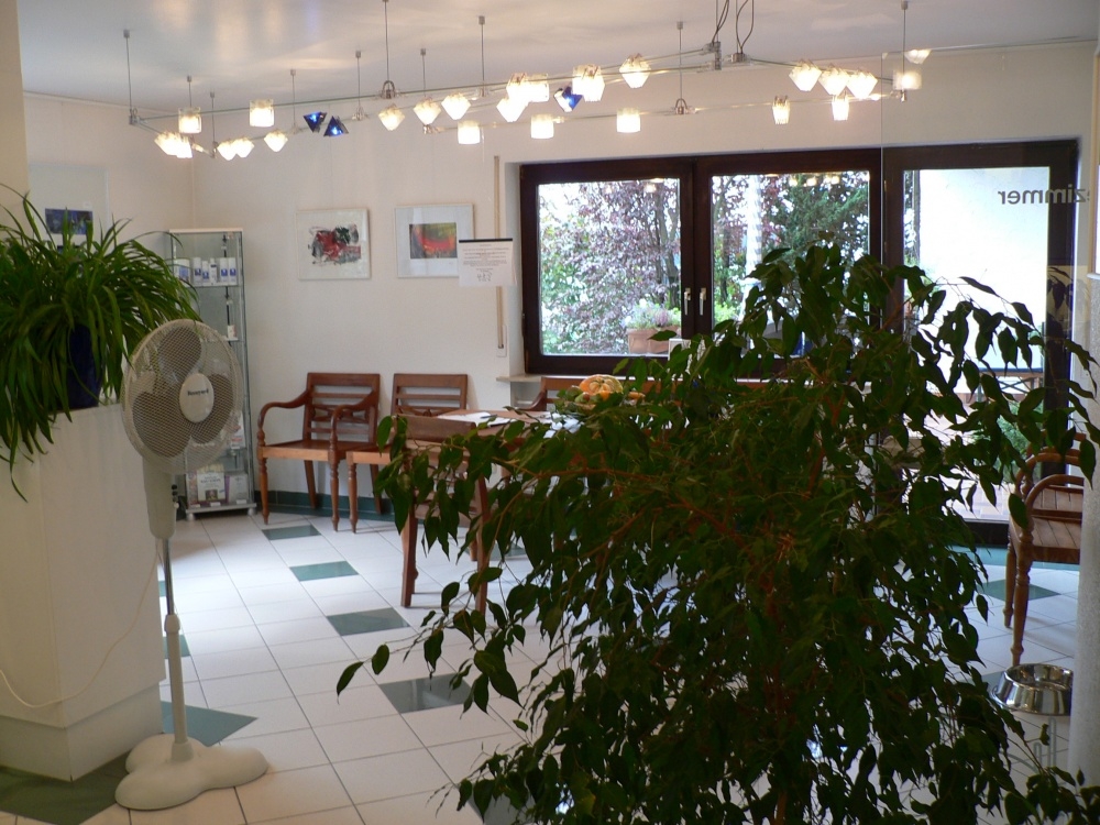 Moderne Arztpraxis oder Bürofläche mit 230 qm Gesamtfläche im Zweifamilienhaus.
