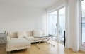 Lichtdurchflutetes Wohnzimmer mit Balkon