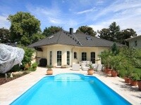 Exzellente Villa mit T�rmchen mit hochwertiger Ausstattung in direkter Seen�he!