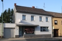Wohnhaus mit Ladenlokal !