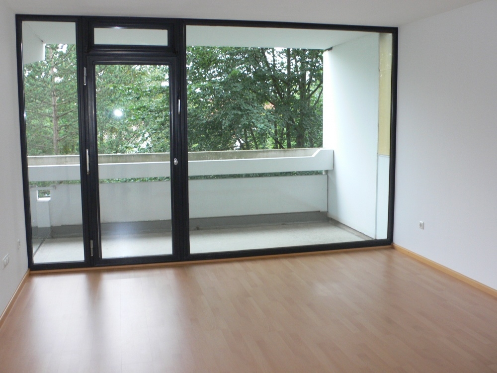 Gut geschnittene lichtdurchflutete 3 Zimmer-Wohnung mit 3 Balkons in ruhiger Umgebung Englschalking