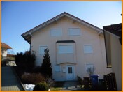 Seitenansicht mit Eingang zur Einliegerwohnung