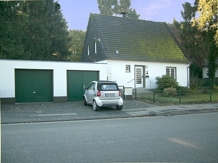 Front mit 2 Garagen