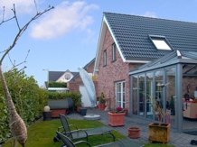 R�ckansicht mit Terrasse 2 und Wintergarten